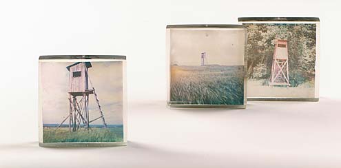 Alois Achatz " Hochsitz " , 2001, Polaroidtransparente in Giesharz, 8 x 8 x 2,5 cm, 19 Teile