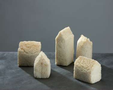 Sabine Angerer „Reishäuser" I – V, 2009, Mischtechnik, 10 - 18 x 8 x 10 cm