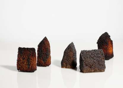Sabine Angerer „Reishäuser schwarz" I - V, 2010, Mischtechnik, ca. 20 x 10 x 15 cm