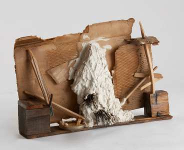 Ludwig Bäuml Aus der Serie „Natura sacra / Hausaltar-Flurumgang“, Holz, Karton, Wachs, Sand, Vogeleier, 43 x 65 x 15 cm