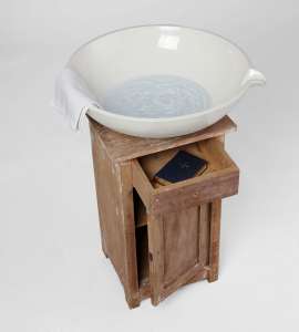Ludwig Bäuml „Wir waschen unsere Hände in Unschuld“, 2010, Holz, Keramik, Wasser, Stoff, Gotteslob