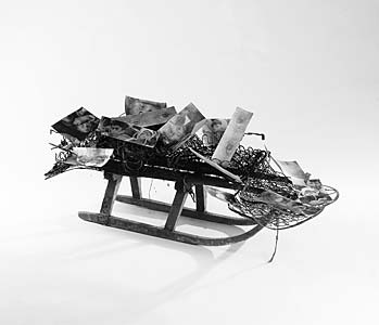 Ludwig Bäuml "Die letzte Habe", Schlitten, Draht, Karton, Papier, Wachs