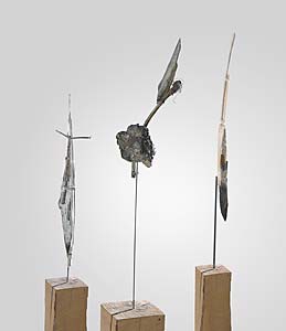 Ludwig Bäuml " Boot, Arche, Fähre ",2001/2002, Holz, Schnur, Eisen, Wachs, 250 x 25 x 18 cm