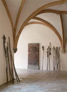 Ludwig Bäuml "o.T.", 2004, Holz, Draht, Wachs, 210 x 17 x 10 cm, mehrteilig