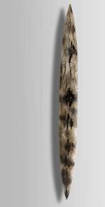 Hubert Baumann „Schild“, 2007, Bitumen und Lacke auf Holz, 203 x 20 x 5 cm
