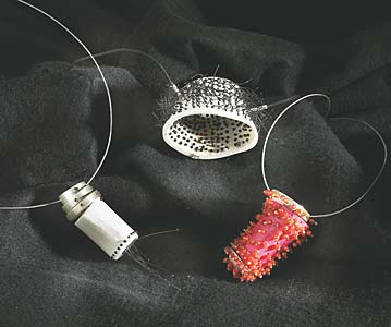 Brigitte Berndt Anhänger 2002 Knochen, Nylon, Silber