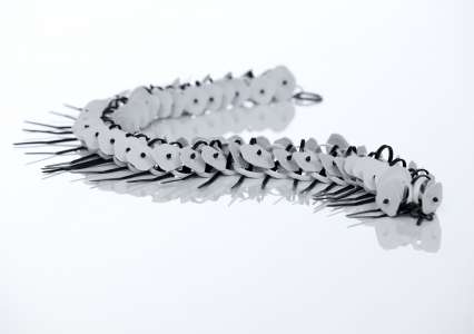 Brigitte Berndt „Six" weiss schwarz, 2010, Kette, Milchverschlüsse, Glasperlen, Kabelbinder