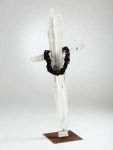 Brigitte Berndt „Kette Fahrradschlauch mit Kreuz“, 2012, Recyclingmaterial