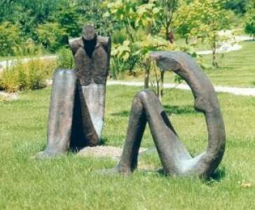 Edel Maria Göpfert "Besetzt" 1999 - 2 bewegliche Skulpturen aus Bronze im Krankenhauspark Elisabeth Krankenhaus,Straubing