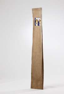Alfred Böschl „Goldene Flügel", 2010, Lindenholz, Acryl, Blattgold, 180 x 40 x 12 cm