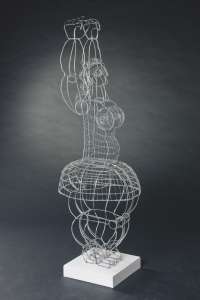 Erika Einhellinger „Madame wird gescannt", 2011, Drahtplastik, 137 x 34 x 44 cm