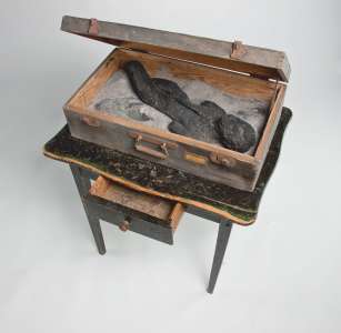 Maximilian Haller „Asche zu Asche", 2011, Holz, Asche