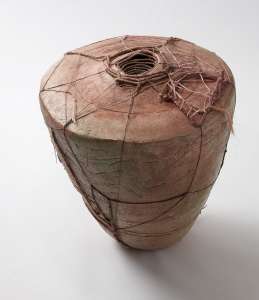 Angeliki Hofmann „Tied up in Knots“ I, 2006, Ton, Schnur: bemalt, verknotet, 47 x 40 cm