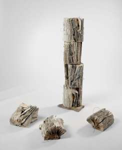Angeliki Hofmann „Die Wochenend-Zeitungen", 2008, Zeitungen: bemalt, gefaltet, verschnürt, 120 x 25cm, 3 x 15 x 30 cm
