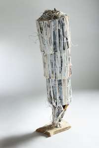 Angeliki Hofmann „Messages I", 2012, Zeitung bemalt/gefaltet,verschnürt, 119 x 33 cm