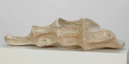 Alfred Kainz „Negativabdruck - Linke Faust des Künstlers", 2009, Travertin, 26 x 97 x 35 cm