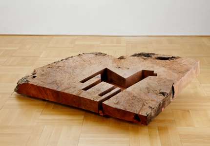 Helmut Langhammer „Holzweg-stammnummer-01018", 2010, Holz vom Mammutbaum, 40 x 165 x 120 cm