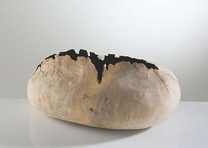 Stefan Link "Das Brot des Künstlers", 2002, Ahorn innen angekohlt, 50 x 20 x 30 cm