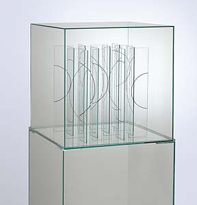 Christine Sabel "Monolog XII", 2002, Blaue Offsetfolie, Glas verklebt, 155 x 35 x 35 cm