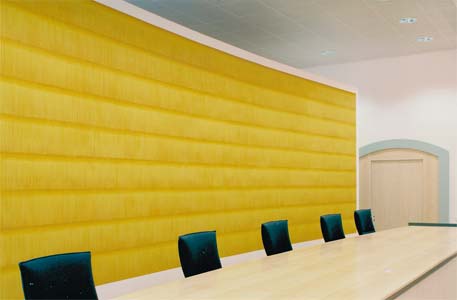 Astrid Schröder Regensburger Schwurgerichtssaal mit Wandgestaltung von A. Schröder. Die leicht gekrümmte Wand besteht aus 45000 senkrecht verlaufender Linien. Maße: 258 cm x 860 cm. Foto: Peter Ferstl