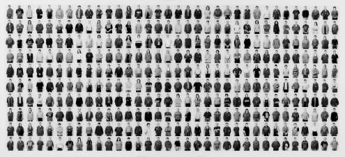Erich Spahn „"339 Mitarbeiter eines Kunst-Stoff verarbeitendes Betriebes + 1 Fotoassistent",1/3, 2005, Serielle Fotografie, Pigmentdruck-Diasec , 107,4 x 235 cm