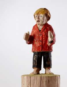 Helmut Wolf „Große Frau in Rot", 2010, Buche, Acryl, 143 cm x 35 cm