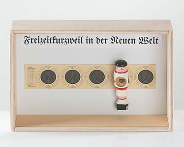 Wolfgang Wroblewski "Freizeitkurzweil in der neuen Welt", Karton, Holzfigur in Schaukasten, 20 x 30 x 8 cm